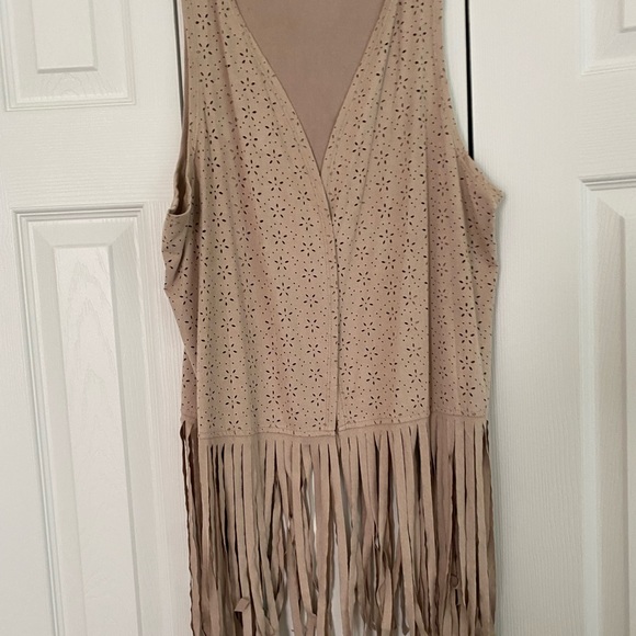 New Directions weekend Vest - Picture 3 of 3